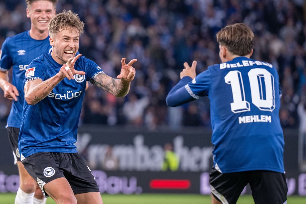 Die Belohnung für eine überragende Leistung: Joel Grodowski (links) lässt sich von Marvin Mehlem für sein Tor zum 2:0 feiern.