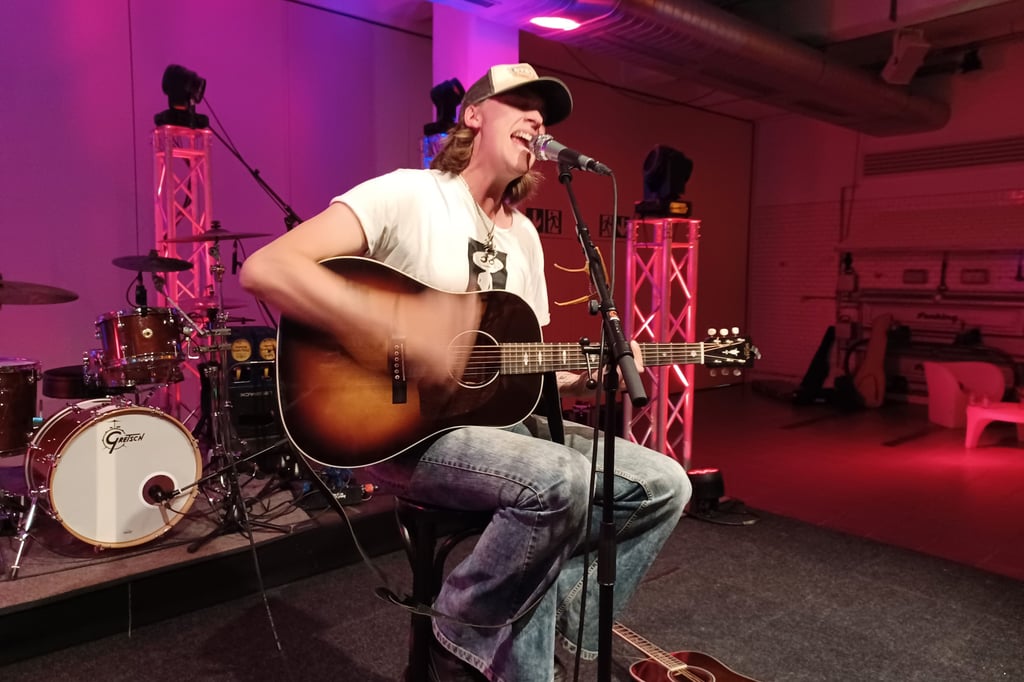 Max Buskohl spielt kostenloses Kneipenkonzert