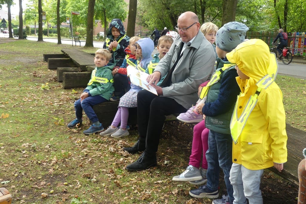 Am Tisch der Freundschaft las Bürgermeister Karl Piochowiak den ersten Teil der Geschichte „Oh wie schön ist Panama“.