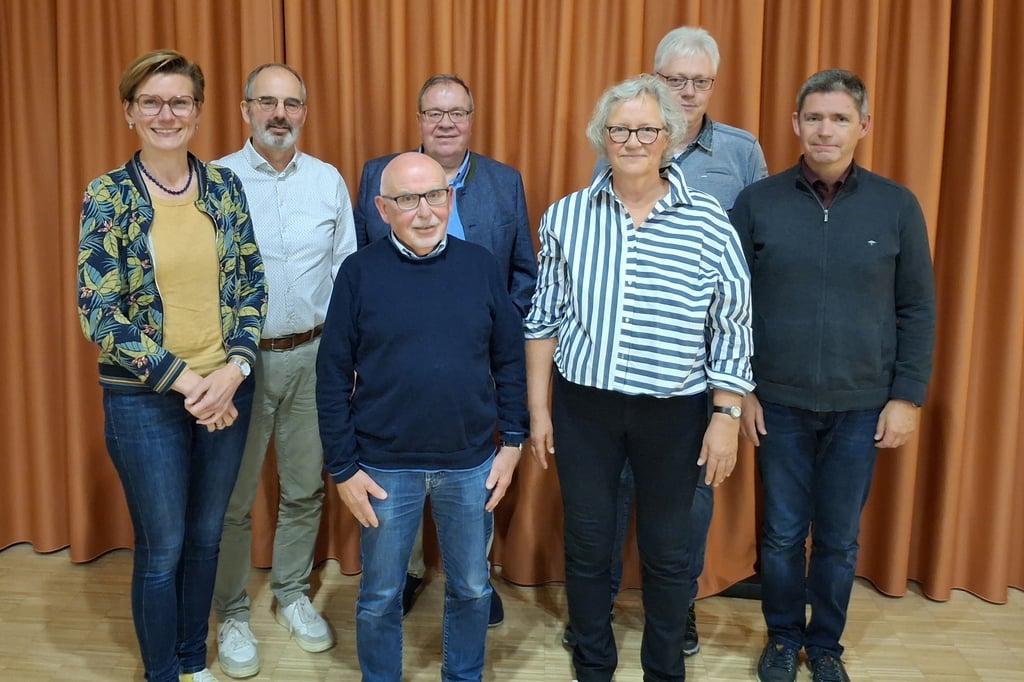 Die Vorstandsmitglieder (v.l.) Sonja Flaute (Sparte Literatur), Mathias Cramer (Kassenwart), Ulrich Brandt (stell. Vorsitzender), Matthias Hellmons (Sparte Musik), Benadette Lammerding (Vorsitzende), Karsten Luckhardt (Schriftführer) und Michael Bähr (Sparte Schlosskonzerte) werden das Kulturforum bis 2026 weiterführen. Es fehlt Jana Weigelt-Hardt (Sparte Kunst). Wie es danach weitergeht, ist offen.