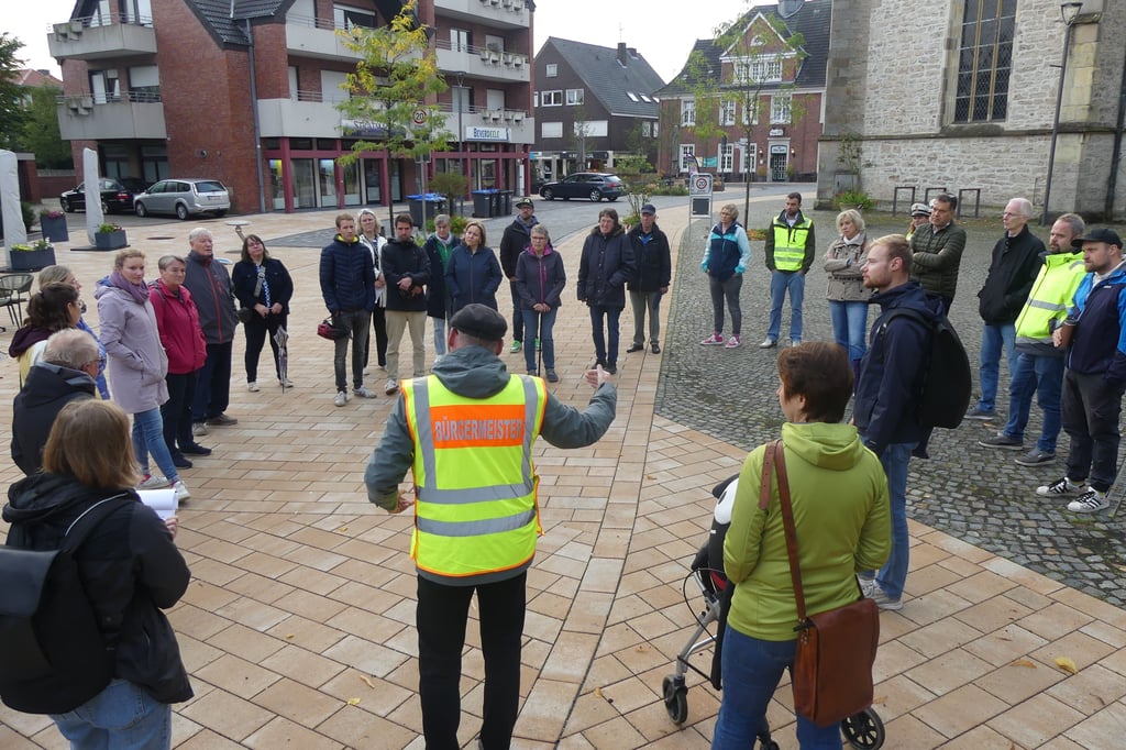 Rund 30 Teilnehmer waren beim ersten Fußverkehrscheck dabei. Neben zahlreichen problematischen Stellen gab es auch Lob. Zum Beispiel für die Aufenthaltsqualität in der „Neuen Mitte“. Festgestellt wurde aber dennoch, dass nach wie vor Pkw den gesperrten Bereich in der Bahnhofstraße passieren.