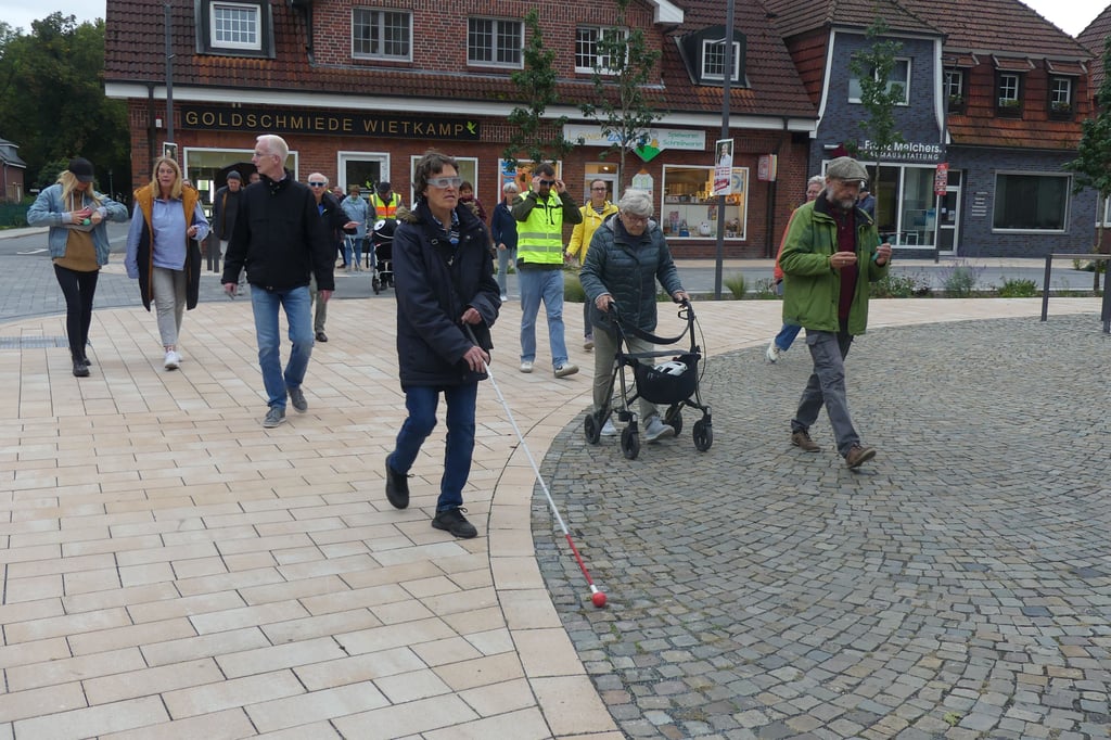 Die Teilnehmer des Fußverkehrschecks konnten verschiedene Hilfsmittel für Sehbehinderte austesten.