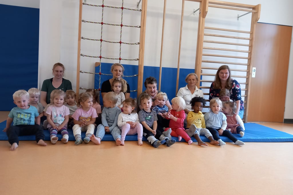 Einmal im Monat haben Tagespflegepersonen aus Ostbevern die Möglichkeit, sich in der Turnhalle des Ambrosius-Kindergartens zu treffen. Dieses Angebot hat nicht nur einen Mehrwert für die Betreuer, sondern auch für die Kinder, die lernen, sich in eine größere Gruppe einzufügen.