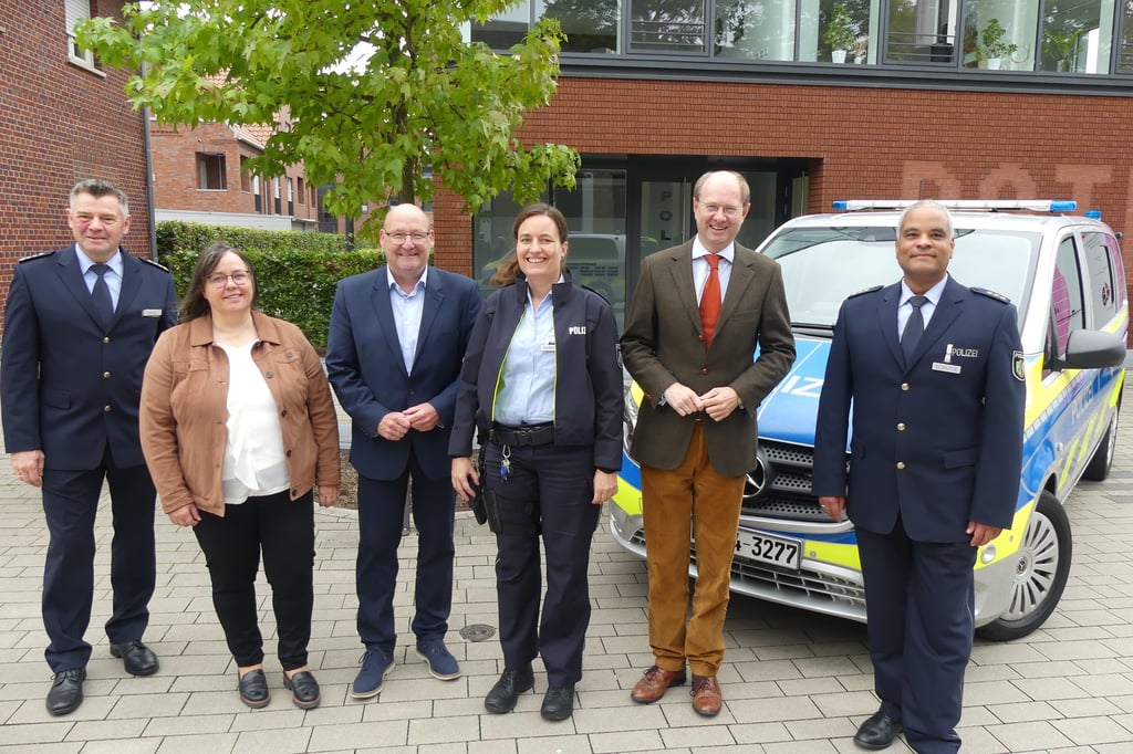 Mit Carola Hammerlage (Mitte) freuen sich erster Polizeihauptkommissar Siegfried Hilge, Fachbereichsleiterin Barbara Roggenland, Bürgermeister Karl Piochowiak, Landrad Dr. Olaf Gericke und Polizeidirektor Johannes Schütze (v.l.).