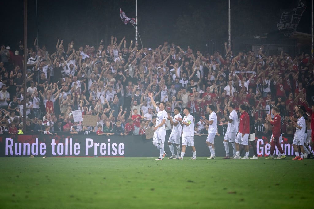 Schweiz-Pokalspiel-Pyro-Verletzte-und-Angriffe-auf-Polizei