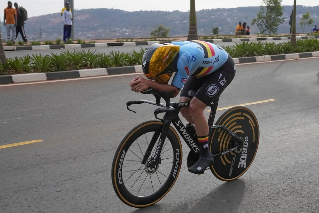 Evenepoel-feiert-drittes-Zeitfahr-Gold-und-d-piert-Pogacar