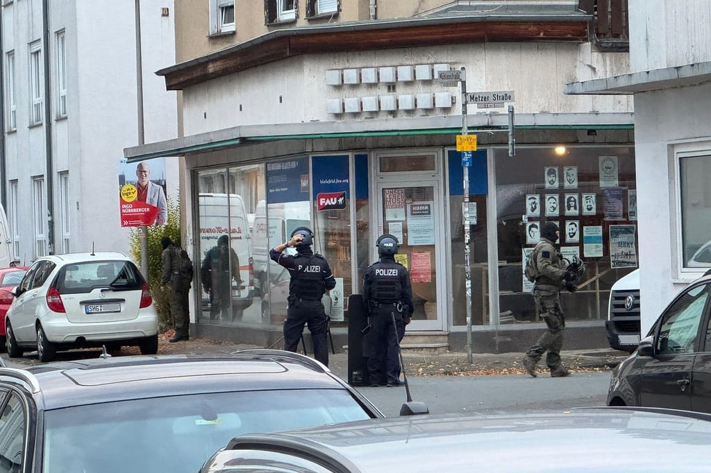 Mann mit Messer verschanzt sich