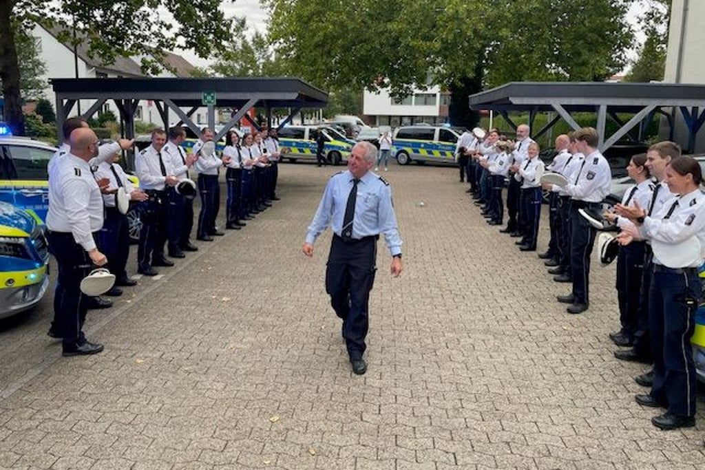 Leiter-der-Polizeiwache-Halle-geht-mit-Blaulicht-im-Herzen-