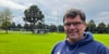 Andre Rewer, Vorsitzender des FC Ottenstein, auf den Nebenplätzen des Vereins. Im Hintergrund wird gerade der neue Kunstrasenplatz gebaut. Der FCO ist der letzte Verein in Ahaus und den Ortsteilen, dessen Anlage nicht komplett eingezäunt ist. Für den Vorsitzenden geht schweren Herzens kein Weg an einer Zaunanlage mehr vorbei.