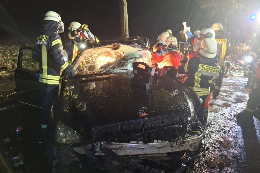 Feuerwehr-Vlotho-rettet-massiv-eingeklemmten-Autofahrer