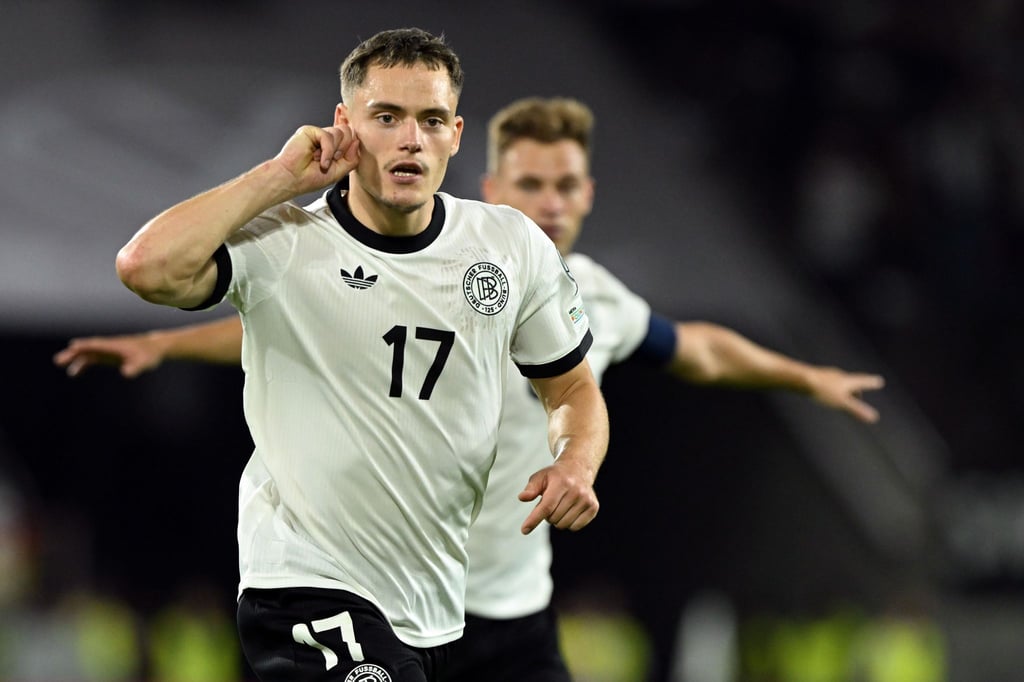 Florian-Wirtz-bekommt-Troph-e-als-Fu-baller-des-Jahres