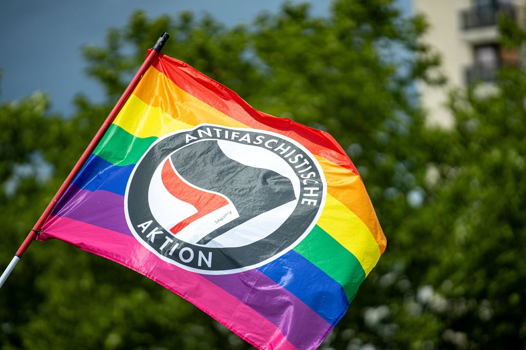 Nach Einstufung als Terrororganisation in den USA: Wer und was ist Antifa?