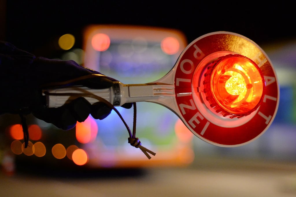 43-Jährige greift 20-Jährige und Polizisten in Bus an