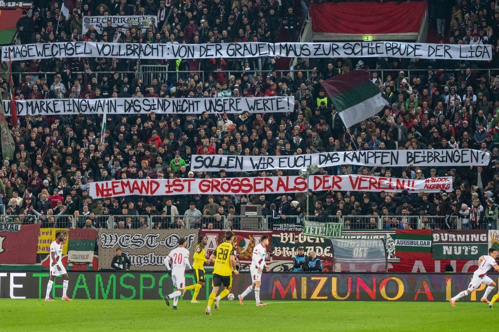 Wagners-Pleitenwoche-Warme-Kovac-Worte-und-Protest-Banner