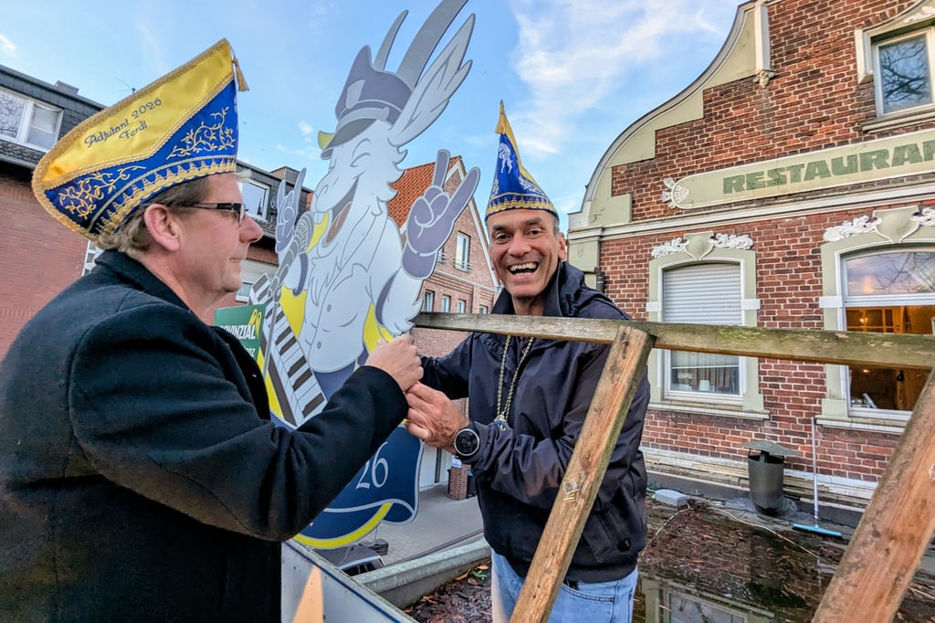 Ziegenbock mit Polizeimütze kündigt neuen Hippenmajor an