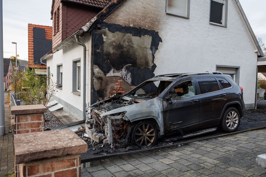 Auto geht vor Bielefelder Haus in Flammen auf