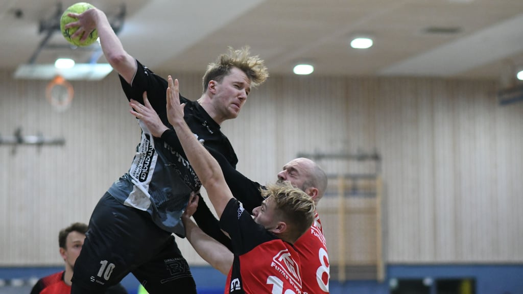 Sorgenkind Joshua Schmidt (l.) musste nach dem Spiel zur Kontrolle ins Krankenhaus.