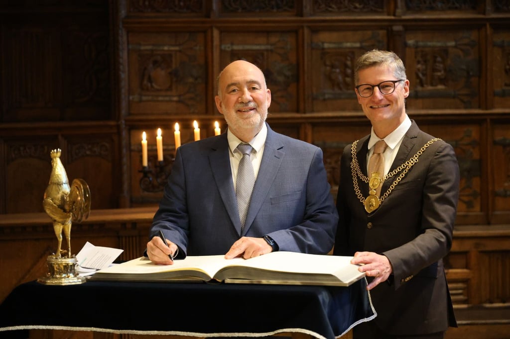 Israelischer Botschafter zu Besuch im Friedenssaal