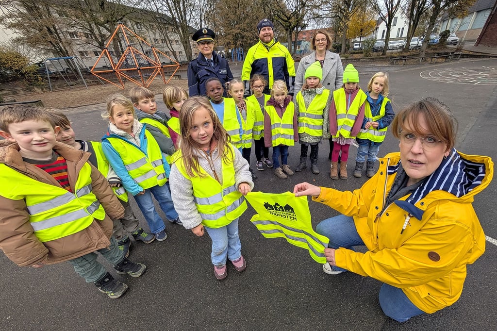 Ordnungspartnerschaft verteilt Kinderwarnwesten an Erstklässler
