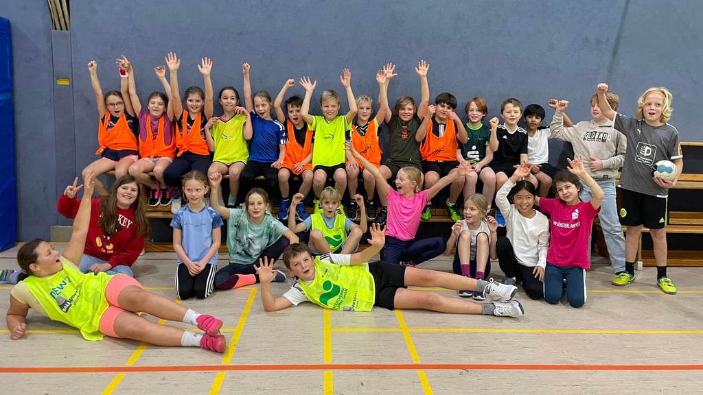 Geschafft! Großer Jubel bei der Klasse 4d nach der erfolgreichen Handball-Schnupperstunde in der Dreifachfach-Sporthalle.