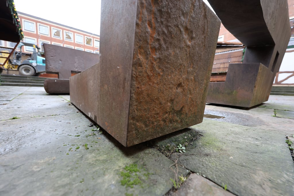 Rathausinnenhof: Rätsel um die schiefe Chillida-Skulptur