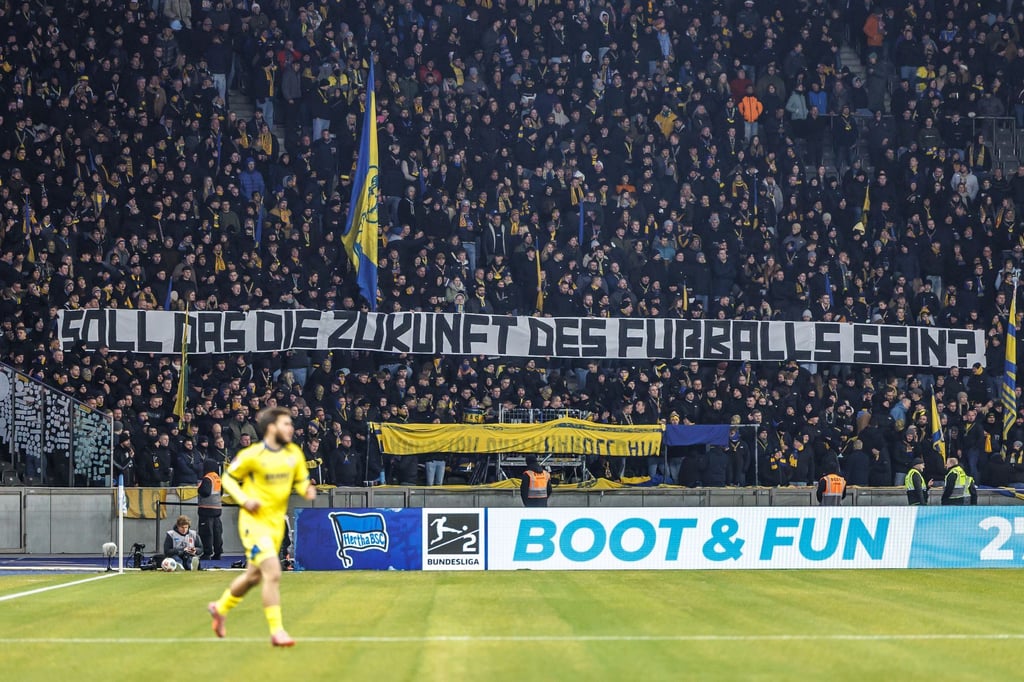 Schweigen-und-Plakate-im-Stadion-Fanproteste-gehen-weiter