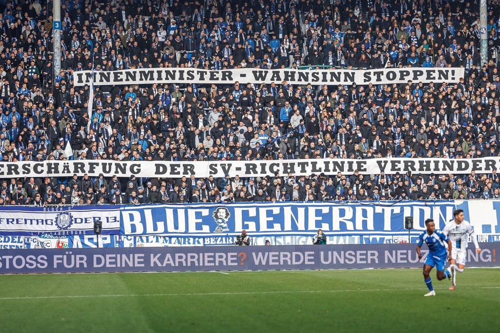 Zw-lf-Minuten-Schweigen-im-Stadion-Fanproteste-gehen-weiter