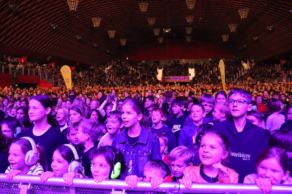 Donots übergeben Kiddie-Slam-Spende