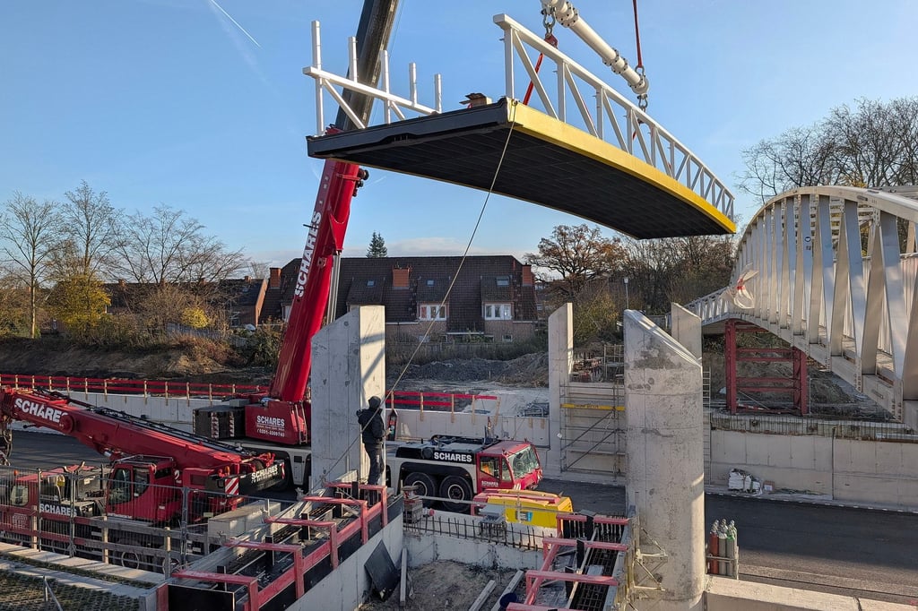 Autokrane heben neue Brücke „Laerer Landweg“ ein