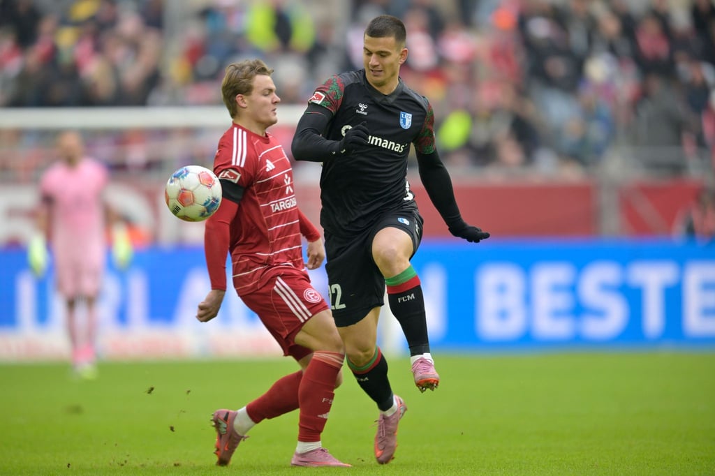 Medizinischer-Notfall-bei-Zweitliga-Spiel-in-D-sseldorf