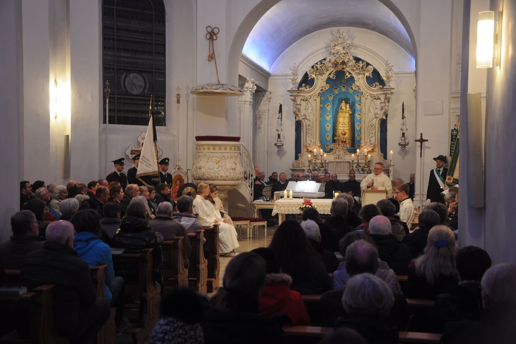 Letzte Sonntagsmesse mit Wehmut und Applaus