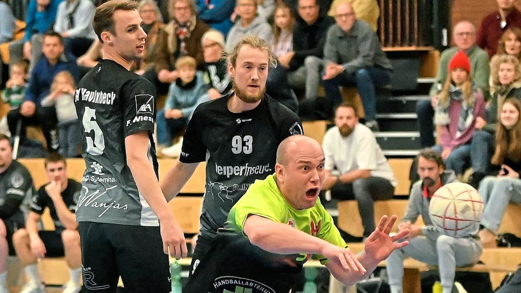 Die Havixbecker Maximilian Beumer (l.) und David Brinkgerd staunen, wie Dennis Duwe den Ball förmlich ins Tor schreit. Mit Erfolg: Der Kreisläufer traf sechsmal für Telgte.