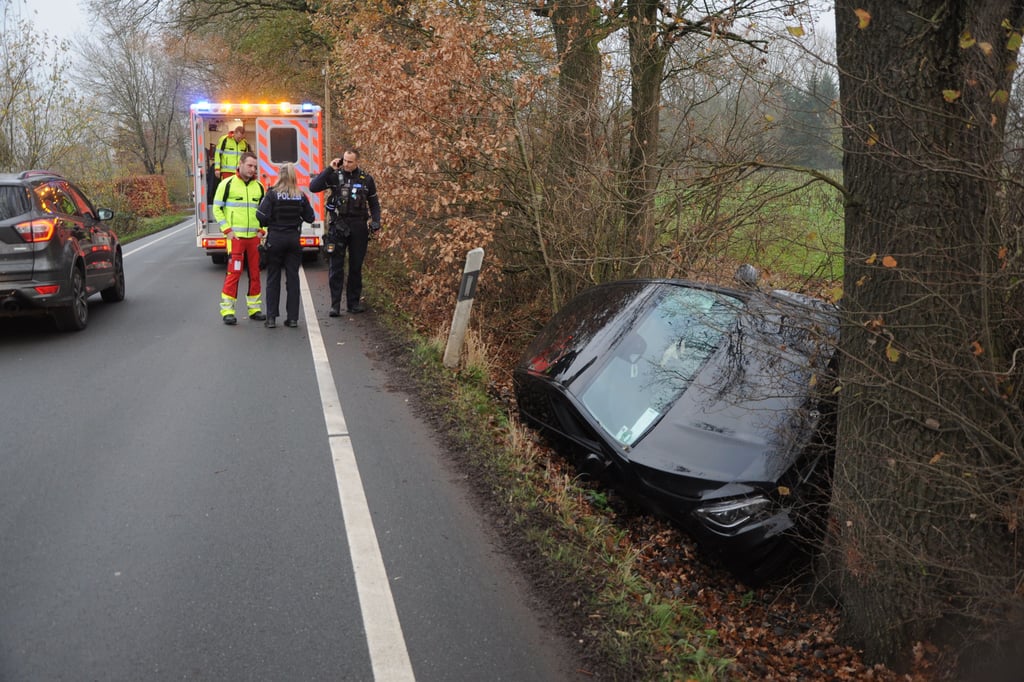 Auto in Graben gerutscht