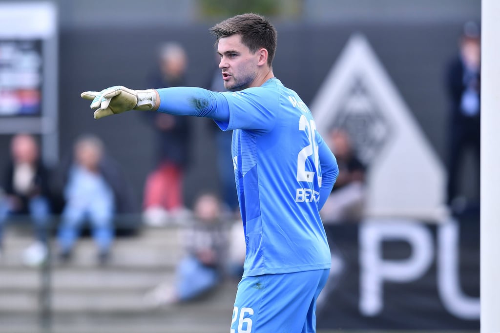 -Die-H-tte-wird-brennen-Derby-Torwart-Behrens-vor-Bielefeld-Deb-t