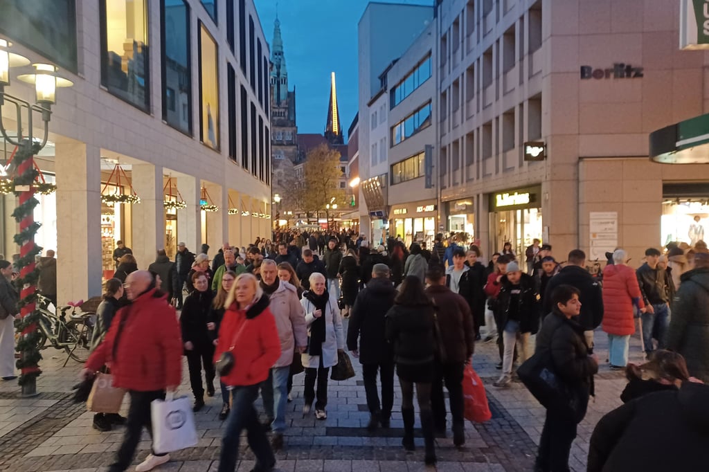 Volle Innenstadt am ersten Adventssamstag – Handel sieht Luft nach oben