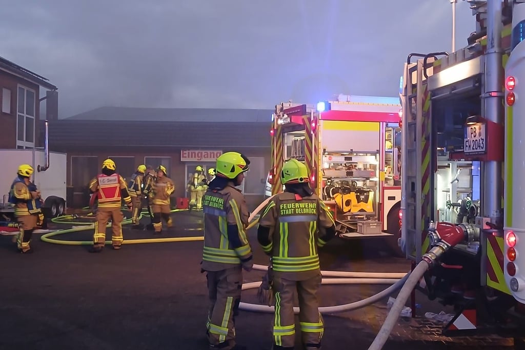 Zimmerbrand sorgt für Großeinsatz der Feuerwehr Delbrück