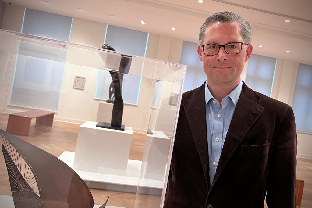 Bei-der-Arbeit-schaut-ihm-Pablo-Picasso-ber-die-Schulter