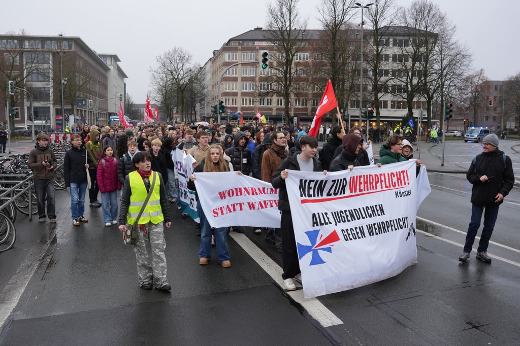 Schüler demonstrieren erneut gegen Wehrdienstgesetz