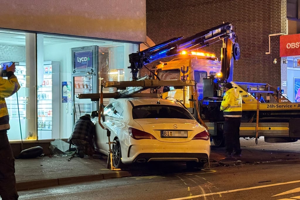 Mercedes kracht nach Unfall in Schaufenster