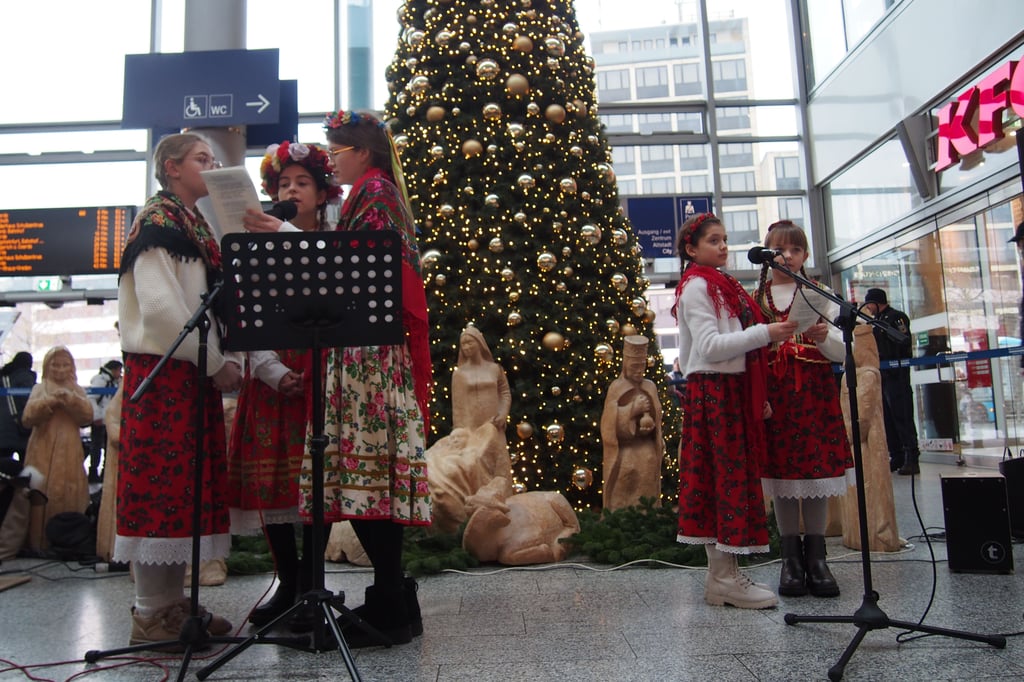 Weihnachtskrippe-im-Hauptbahnhof-setzt-Zeichen-f-r-Frieden