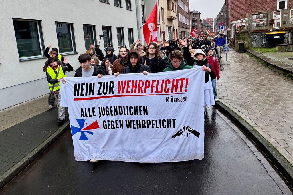 Schüler demonstrieren gegen den Wehrdienst