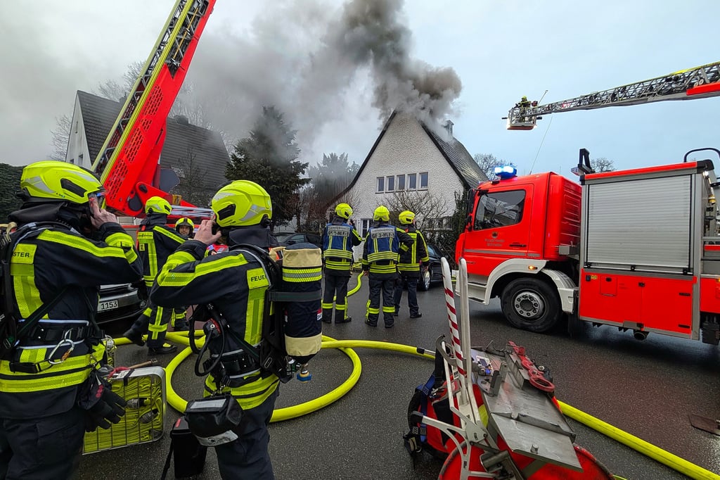 Dachstuhlbrand-in-Gremmendorf-Bewohner-gerettet-Totalschaden-verhindert