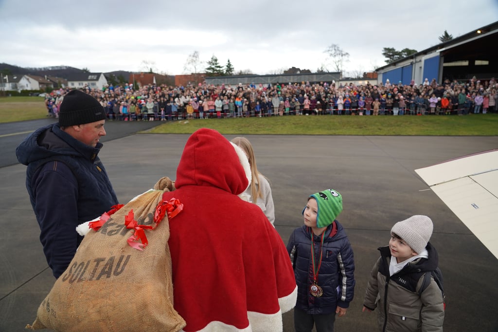 Hunderte verfolgen Nikolauslandung in Bielefeld-Senne