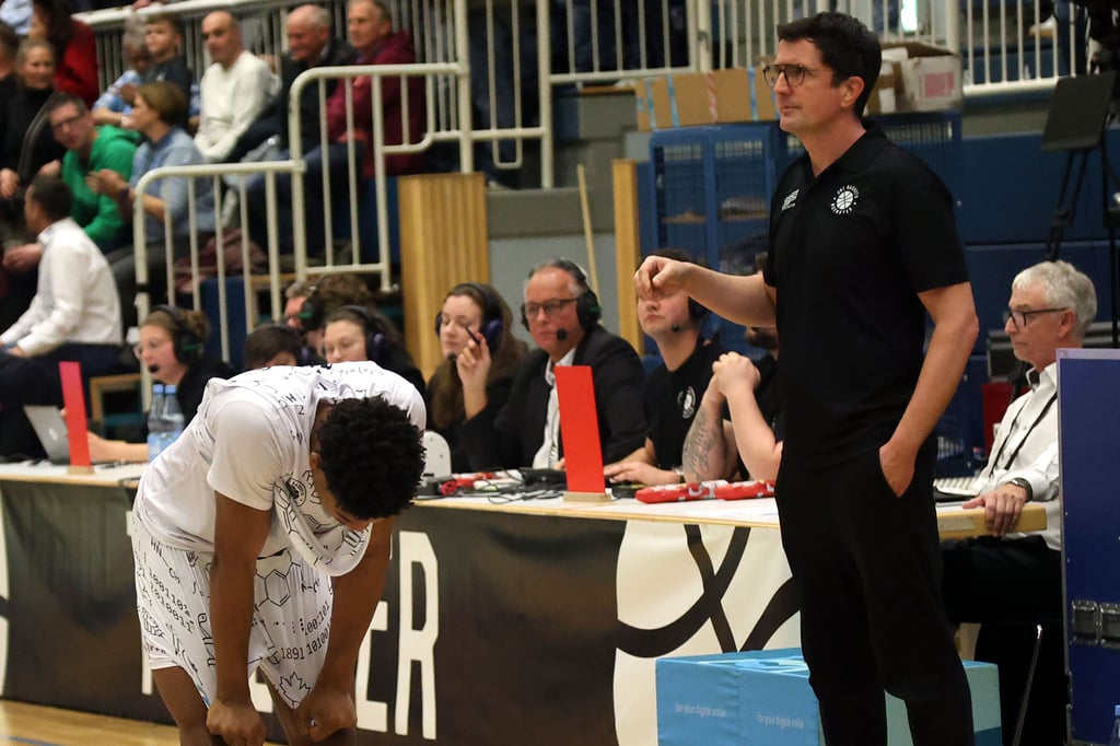 -Moment-an-dem-Teams-zerbrechen-k-nnen-Uni-Baskets-am-tiefsten-Punkt