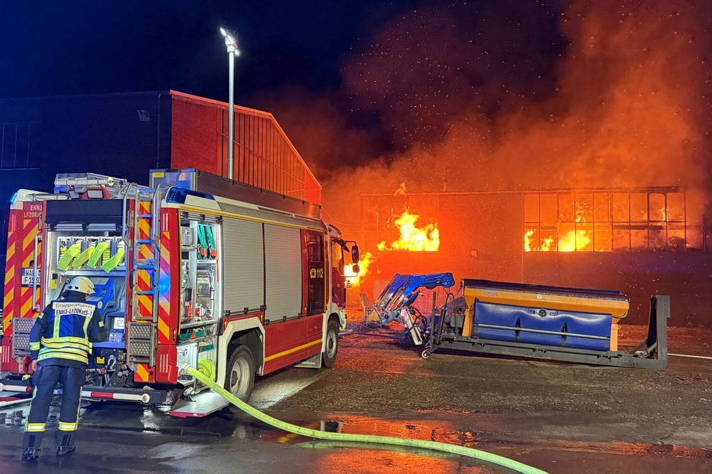 Lagerhalle-steht-nachts-in-Flammen