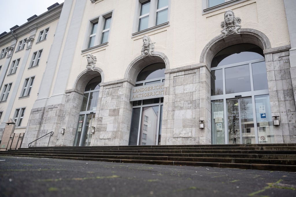 Mann-mit-Axt-get-tet-Acht-Angeklagte-in-Hagen-vor-Gericht