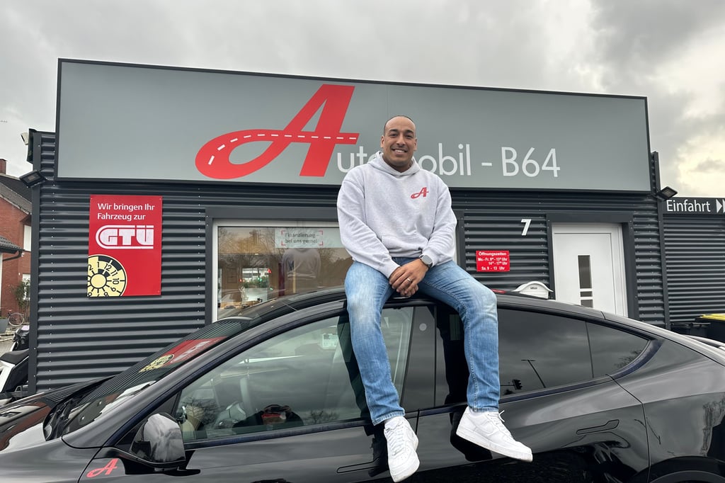 -Werbung-durchgespielt-Singender-Autoh-ndler-begeistert-bei-TikTok-und-Co-