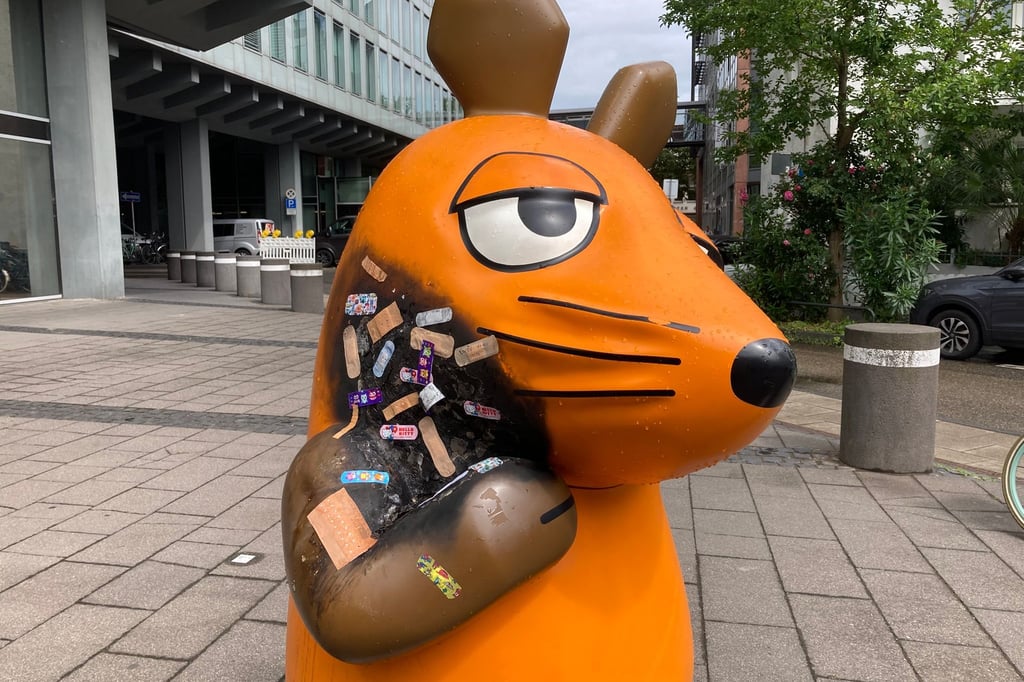 Rund-20-Hinweise-nach-Brandanschlag-auf-K-lner-Maus-Statue