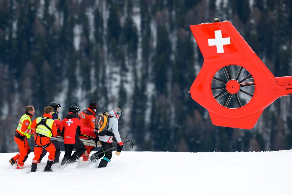 Ski-Ass-Gisin-st-rzt-schwer-Halswirbels-ule-verletzt