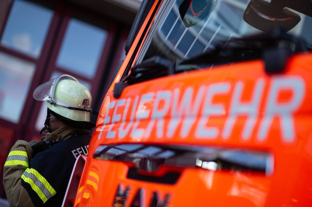 Haus-droht-einzust-rzen-Feuerwehr-evakuiert-Geb-ude